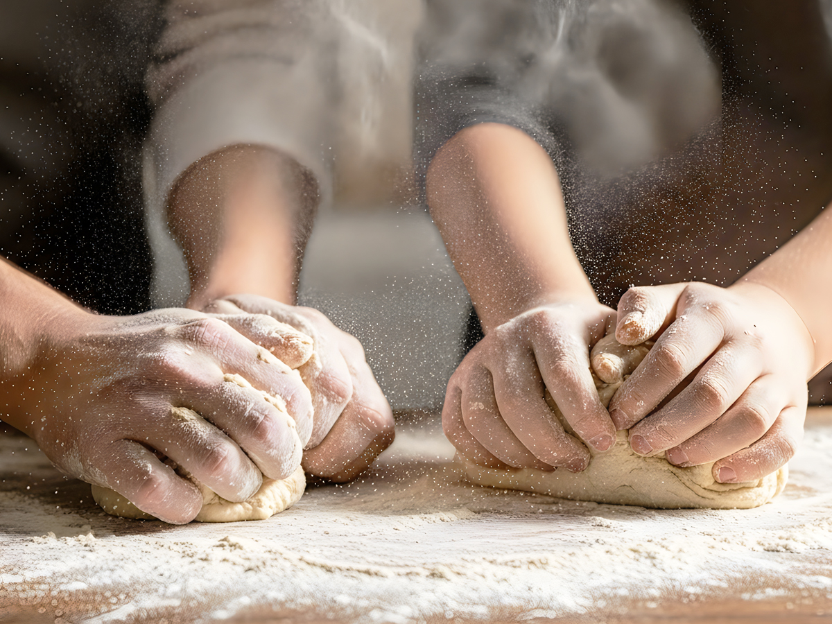 Kinderhände beim Brotbacken